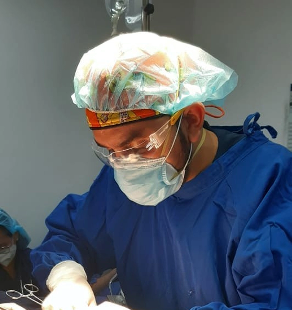 Cirujano Fabián Barajas en procedimiento